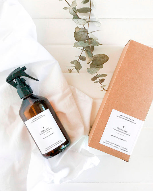 Aromatizador de ambiente no vidro âmbar com gatilho spray no aroma Golden Hour embalado na caixa kraft.
