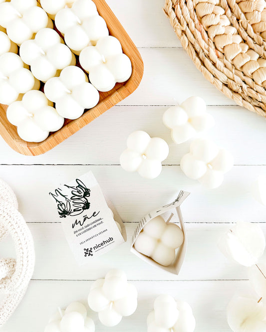 Brinde personalizado feito com a vela aromática Bubble mini para o Dia das Mães da empresa Nicehub. Com a frase "Mãe. Em você, tudo continua... e eu continuo em você."