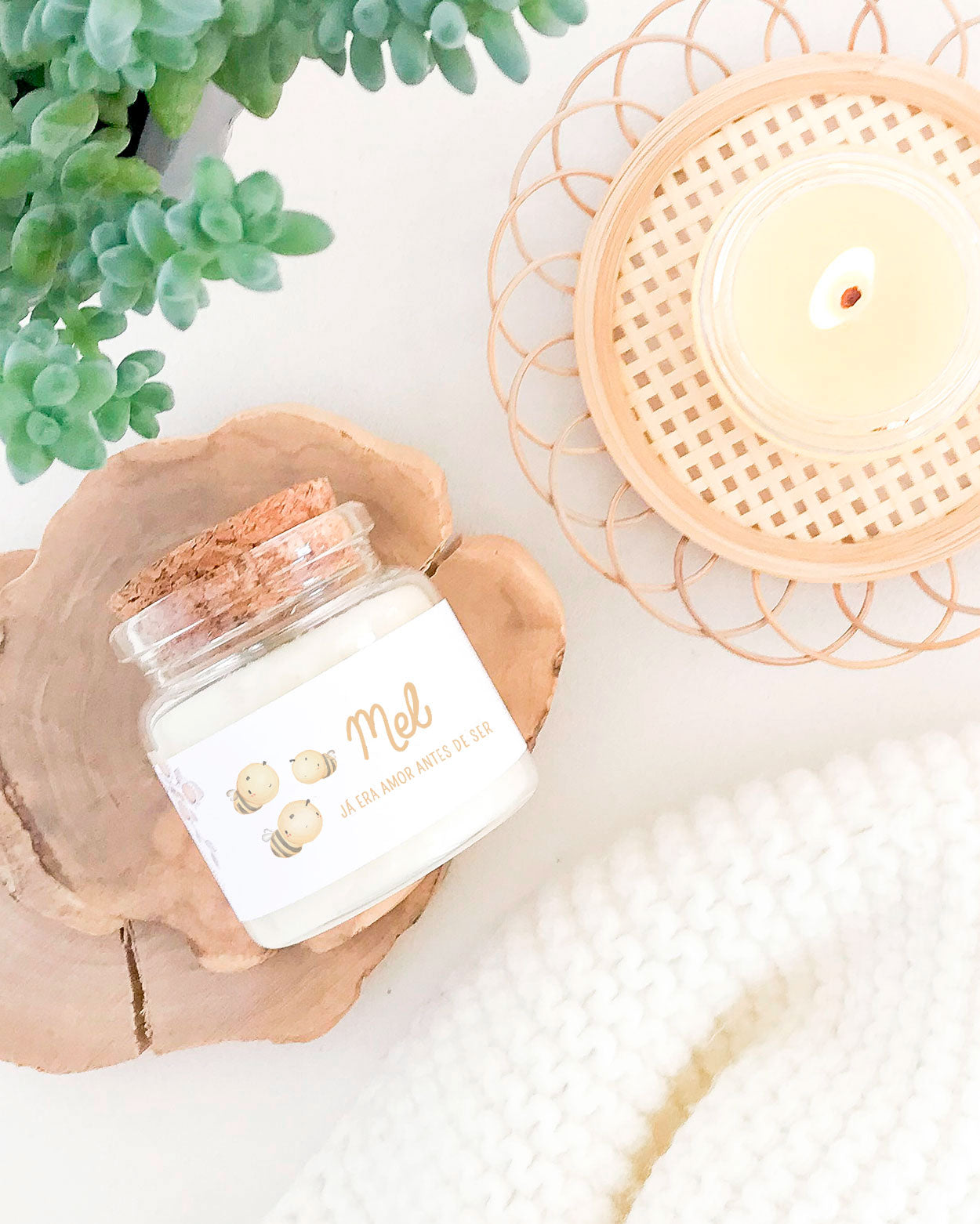 Mini vela feita em um vidro especial com tampa de rolha natural, adesivo com ilustração aquarelada abelhinhas e mensagem personalizada para maternidade. Com o nome do bebê (Mel) e a mensagem: já era amor antes de ser.