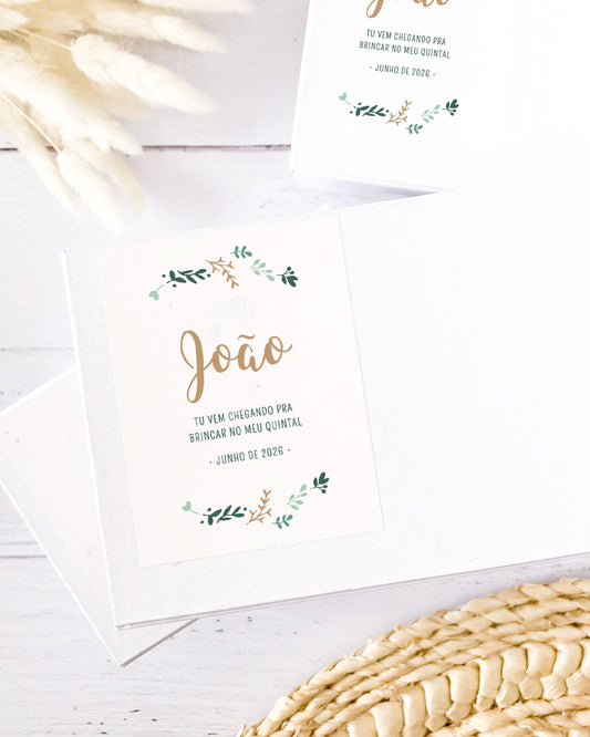 Lembrancinha de maternidade, para convidados e padrinhos, em uma caixa de cartonagem branca, etiqueta personalizada com a letra da música de Alceu Valença: tu vens chegando pra brincar no meu quintal. Com vela aromática na lata de alumínio, modelo Travel Tin, com um escalda-pés no vidro com tampa de rolha, modelo Afeto.