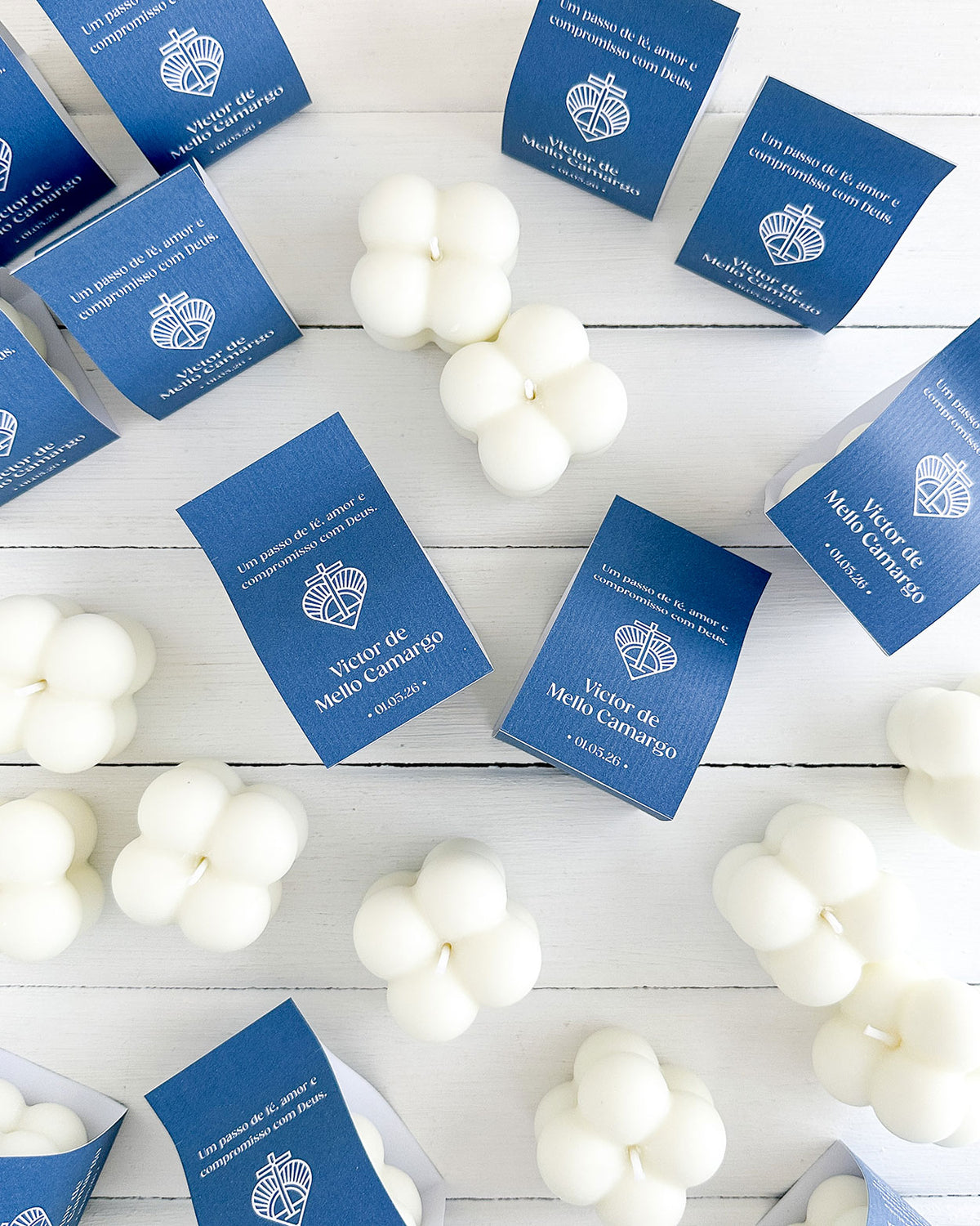 Lembrancinha personalizada feita com a vela bubble, modelo mini, para primeira comunhão. Um brinde para transformar pequenos gestos em lembranças especiais. Estilo minimalista.