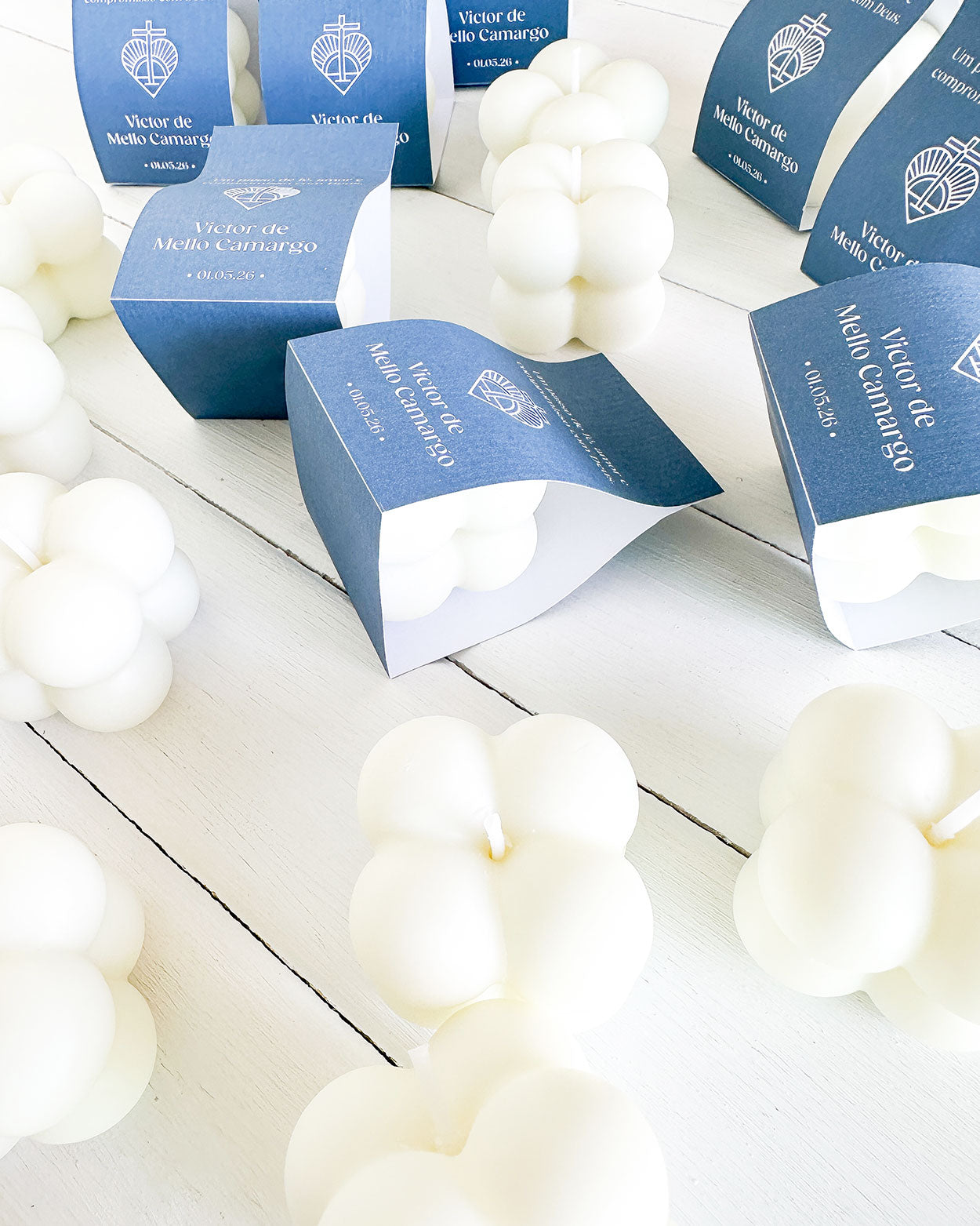 Lembrancinha personalizada feita com a vela bubble, modelo mini, para primeira comunhão. Um brinde para transformar pequenos gestos em lembranças especiais. Estilo minimalista.