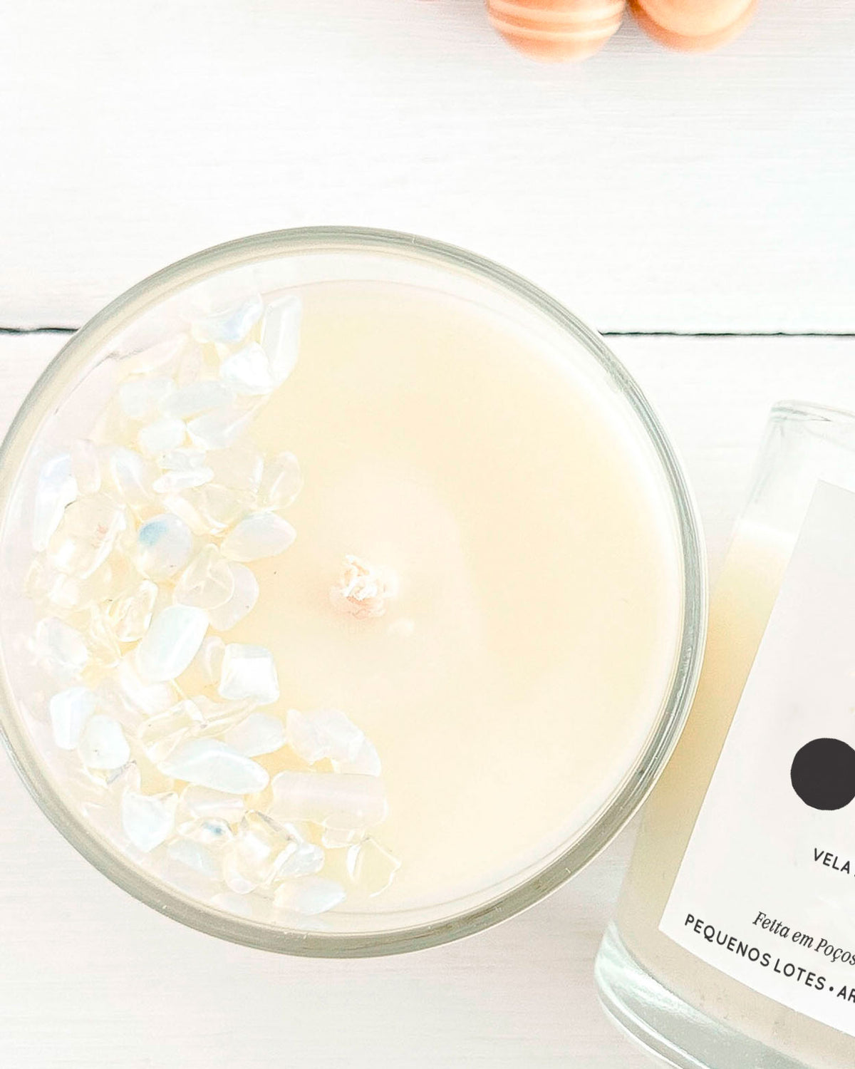 Vela aromática, vela artesanal com cristal, pedra da lua, vela de intenção recomeço, ritual da lua nova, estética sensorial e natural, coleção Luminares, vela no copo de vidro, detalhes da pedra da lua