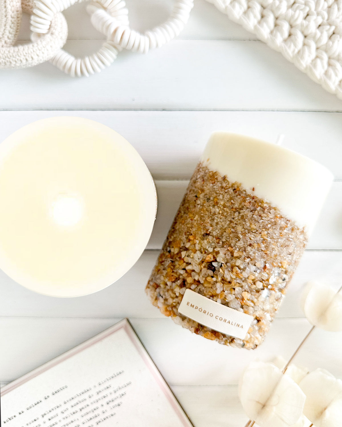 Vela aromática, vela artesanal com pedras, pedras de rio, cascalhos de rio, vela de intenção para presença e simplicidade, estética sensorial e natural, coleção Luminares, textura das pedras