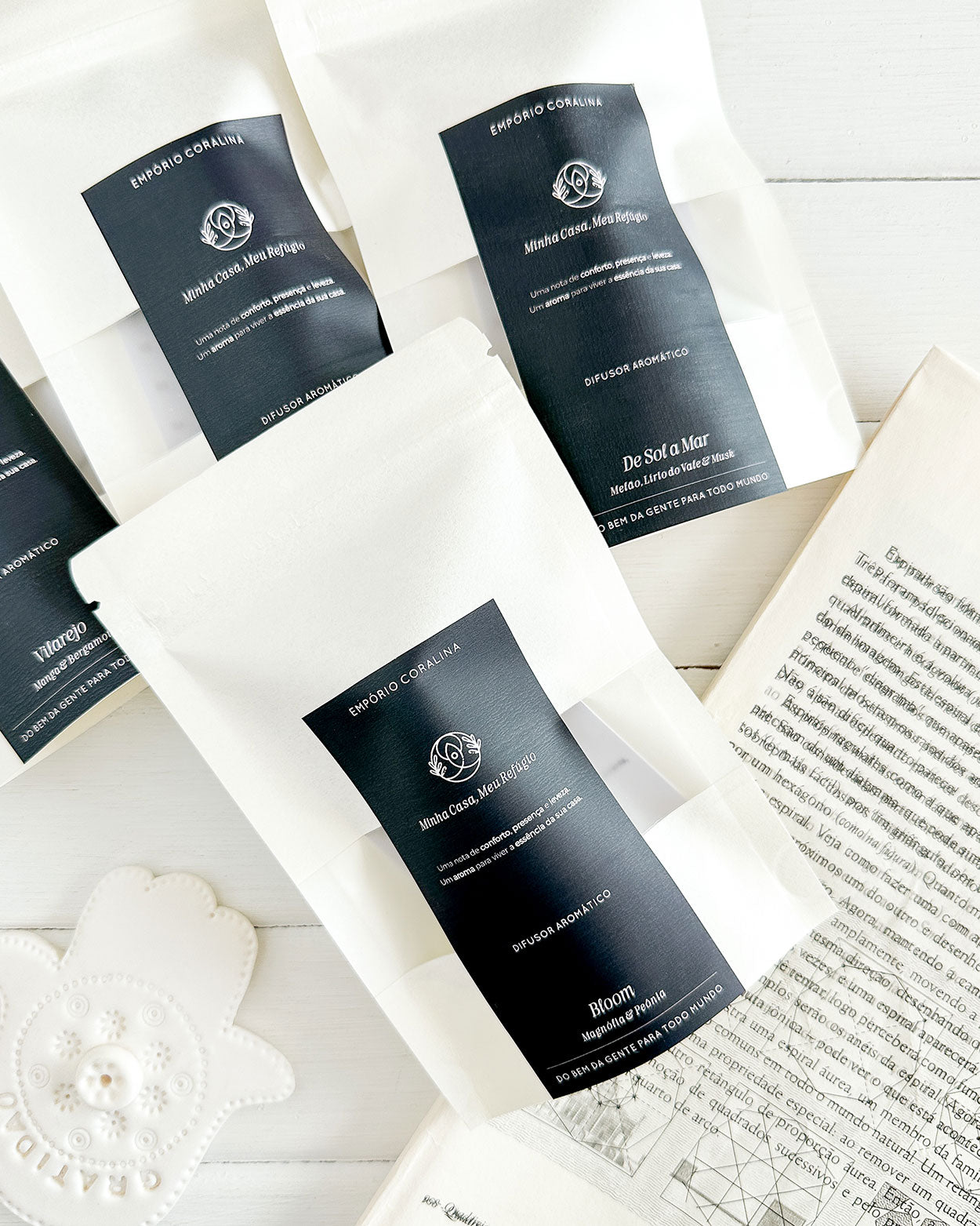 Difusor para carro, aromatizador de ambiente, difusor para armário, aromatizador para armários. Frasco vidro, tampa de madeira e cordão para pendurar. Com os aromas autorais e exclusivos do Empório Coralina.