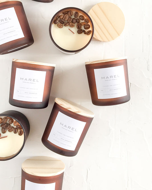 Vela aromática, copo de vidro âmbar fosco, tampa de madeira natural. Vela vegana com grãos de café. Vela aromática gourmand. Vela com pavio de madeira. Vela com aroma de café espresso. Vela com aroma Caramel Macchiato. Vela para brindes personalizados para empresas e eventos pessoais.