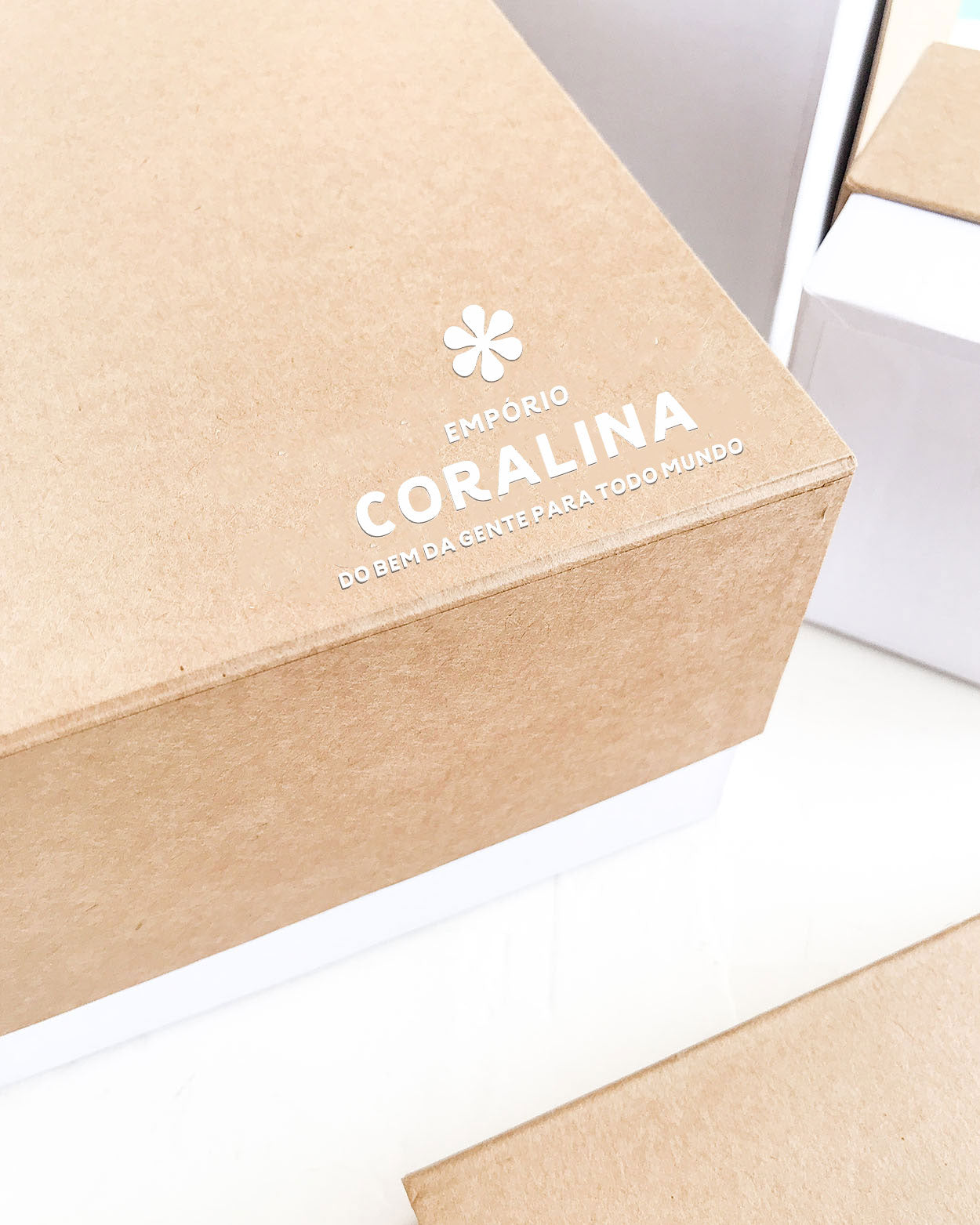 Caixa de cartonagem personalizada. Embalagem para velas. Embalagem para presentes. Caixa de presente. Empório Coralina.