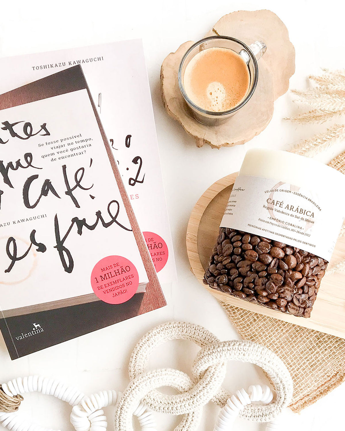 Velas feitas com grãos de café. Vela feita com pedras de rio. Vela com aroma de café intenso, encorpado. Vela com aroma de café espresso. Vela aromática da região vulcânica de Minas Gerais. Vela café arábica. Presente para quem ama café. Brindes personalizados com o tema café.