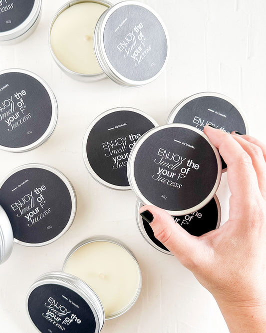 A Vela Aromática Travel Tin é um brinde personalizado feita em uma lata de alumínio com acabamento premium.  Na cor prata, para uma agência de marketing digital, com a frase: Enjoy the smell of you F* sucess.