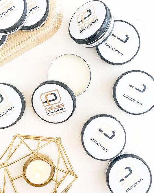 A Vela Aromática Travel Tin é um brinde personalizado feita em uma lata de alumínio com acabamento premium.  Na cor preta fosca, para o Rafael Piccinin Arquitetura.