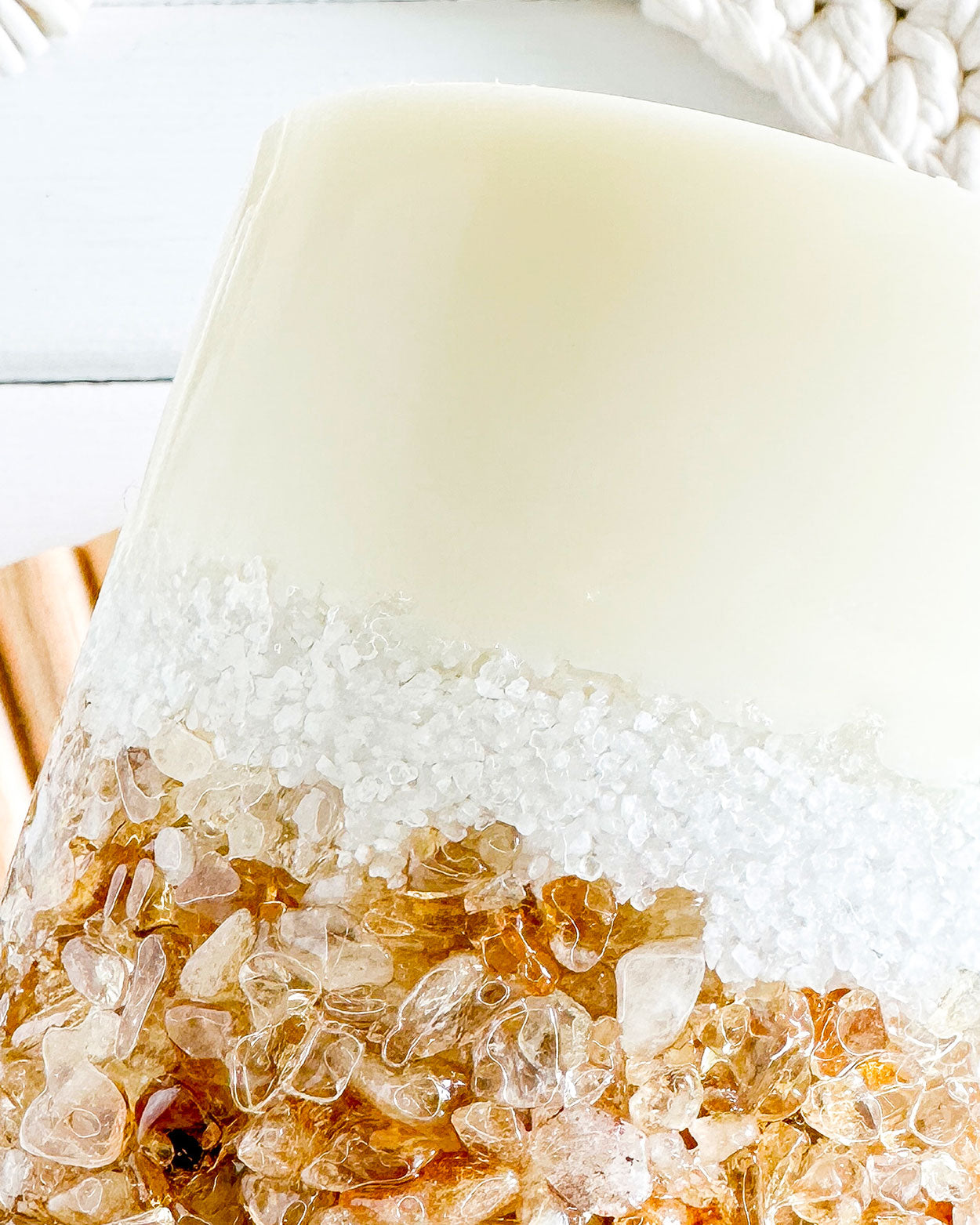 Vela aromática, vela artesanal com cristais e pedras, vela com cristais, citrino, vela de intenção para criatividade e energia solar, estética sensorial e natural, coleção Luminares, textura dos cristais e da cera, vela com significado, vela com cheiro de chuva e terra molhada, vela aromática vegana