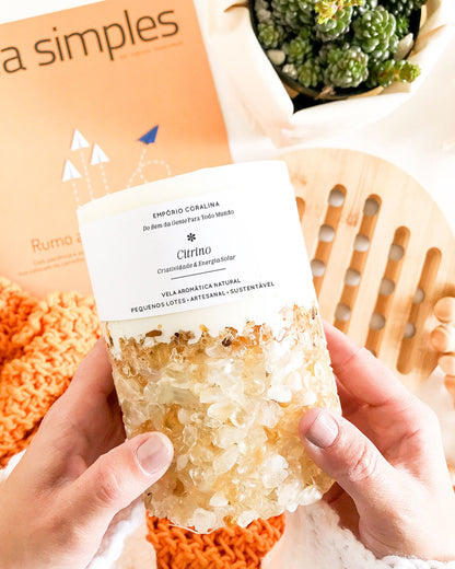 Vela aromática, vela artesanal com cristais e pedras, vela com cristais, citrino, vela de intenção para criatividade e energia solar, estética sensorial e natural, coleção Luminares, textura dos cristais e da cera, vela com significado, vela com cheiro de chuva e terra molhada, vela aromática vegana