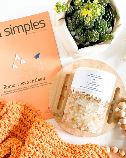 Vela aromática, vela artesanal com cristais e pedras, vela com cristais, citrino, vela de intenção para criatividade e energia solar, estética sensorial e natural, coleção Luminares, textura dos cristais e da cera, vela com significado, vela com cheiro de chuva e terra molhada, vela aromática vegana