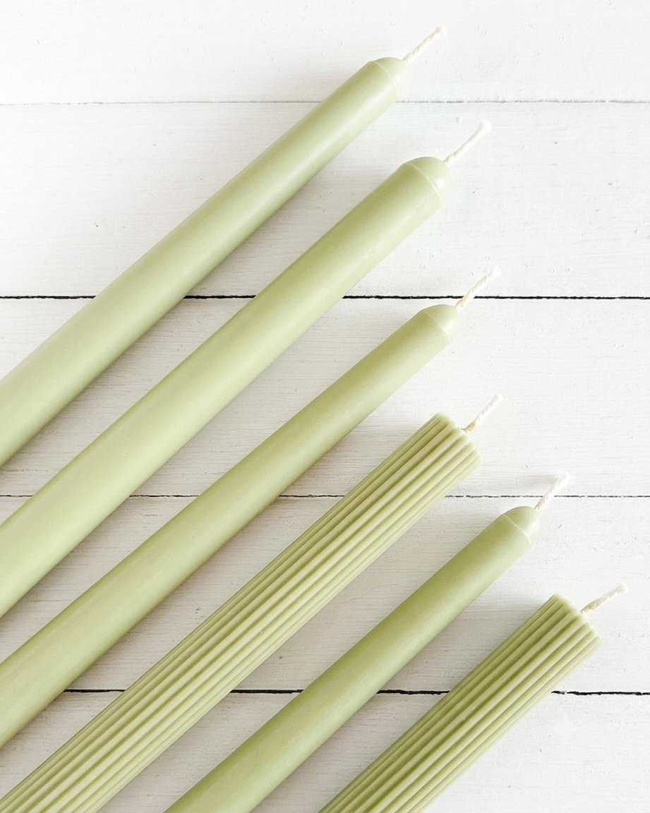 Velas para castiçal. Velas para castiçal coloridas. Velas para mesa posta. Velas para castiçal design atemporal. Taper candles. Velas verde sálvia, verde oliva.