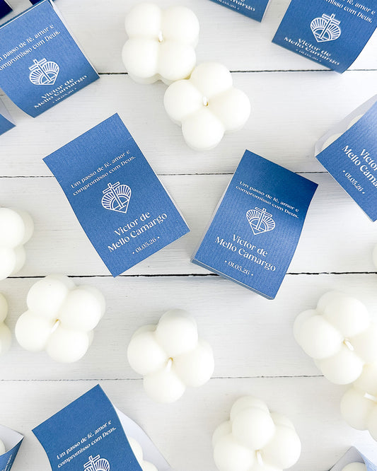 Lembrancinha personalizada feita com a vela bubble, modelo mini, para primeira comunhão. Um brinde para transformar pequenos gestos em lembranças especiais. Estilo minimalista.