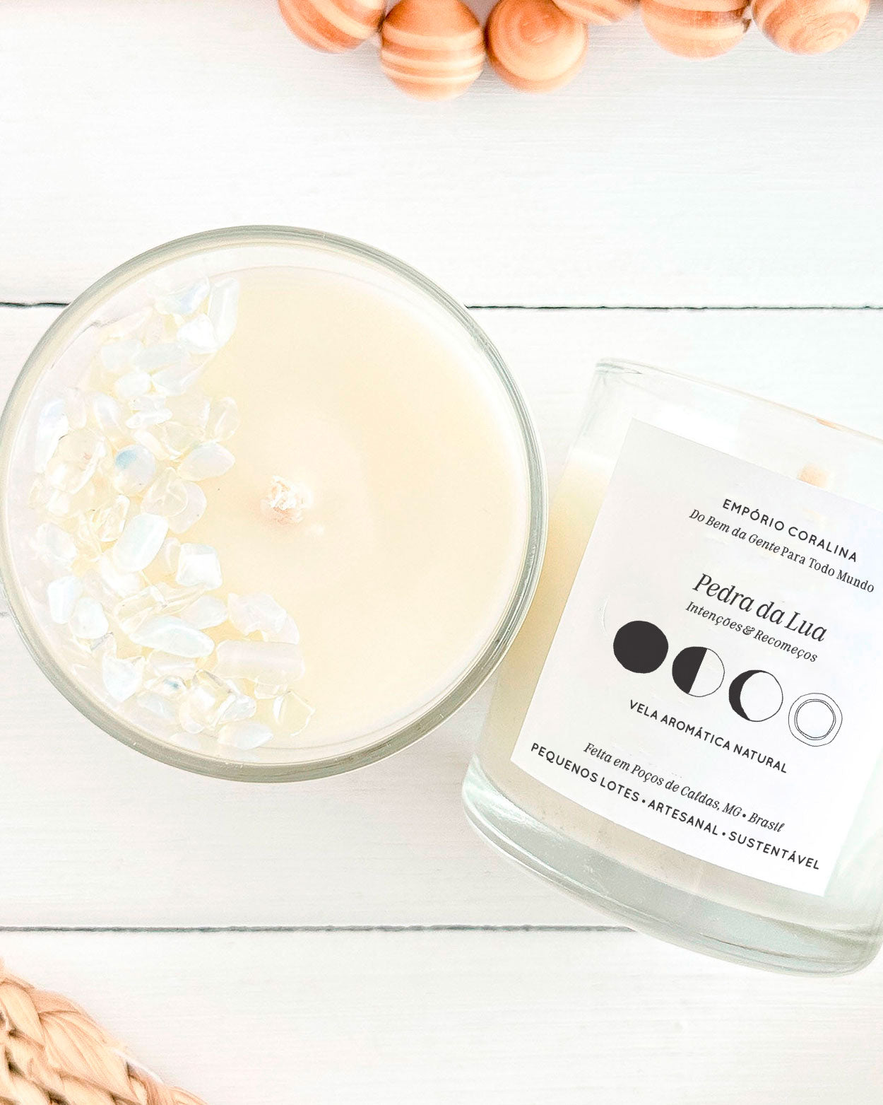 Vela aromática, vela artesanal com cristal, pedra da lua, vela de intenção recomeço, ritual da lua nova, estética sensorial e natural, coleção Luminares, vela no copo de vidro, fases da lua