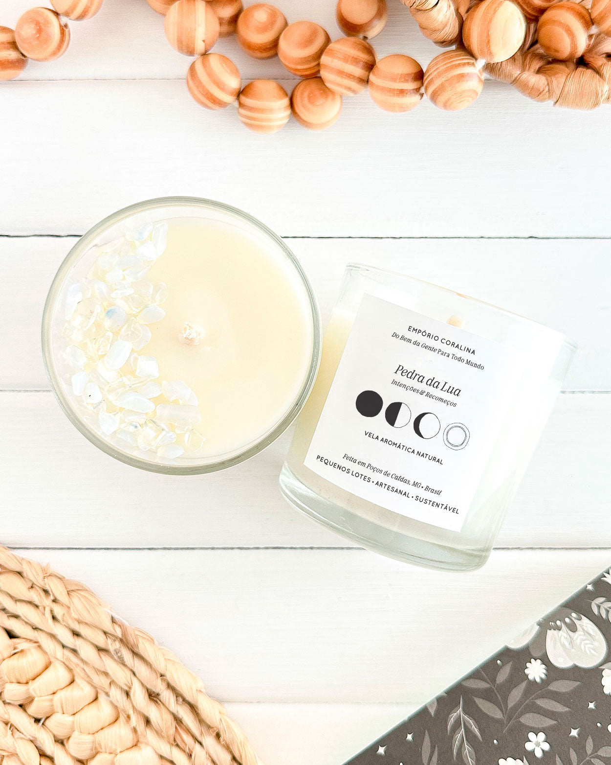 Vela aromática, vela artesanal com cristal, pedra da lua, vela de intenção recomeço, ritual da lua nova, estética sensorial e natural, coleção Luminares, vela no copo de vidro, fases da lua