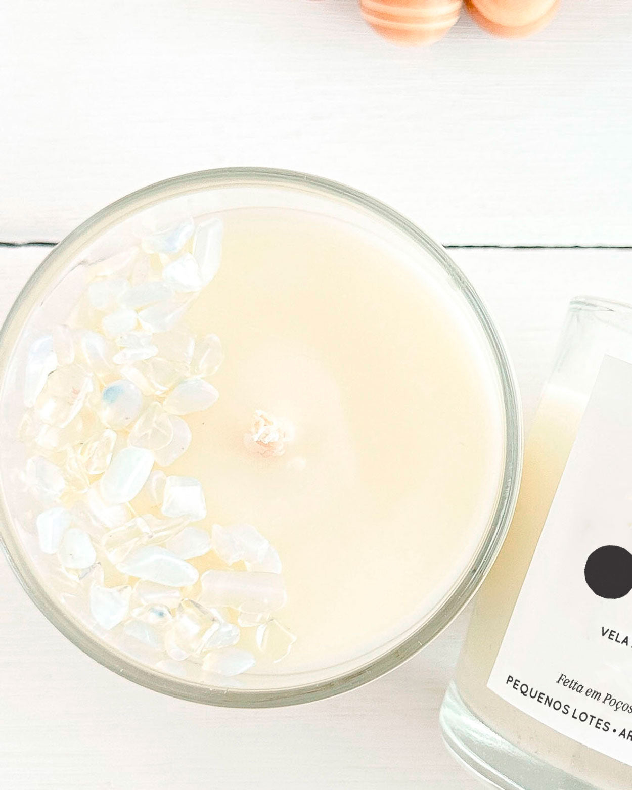 Vela aromática, vela artesanal com cristal, pedra da lua, vela de intenção recomeço, ritual da lua nova, estética sensorial e natural, coleção Luminares, vela no copo de vidro, detalhes da pedra da lua