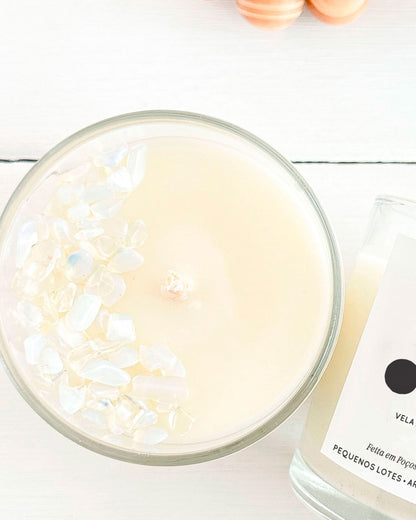Vela aromática, vela artesanal com cristal, pedra da lua, vela de intenção recomeço, ritual da lua nova, estética sensorial e natural, coleção Luminares, vela no copo de vidro, detalhes da pedra da lua