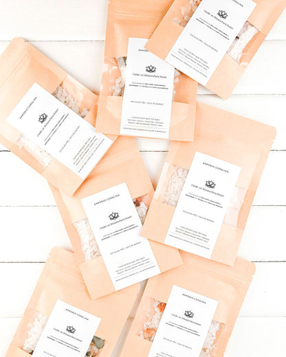 Envelope sachê kraft com visor transparente e etiqueta personalizada, fechamento tipo zip lock, com escalda-pés e sais de banho, para rituais de bem-estar e autocuidado. Com a frase: Cuide-se: Rituais Para Sentir / Uma porção de bem-estar, autocuidado e serenidade. Um tempo para viver a sua própria essência.