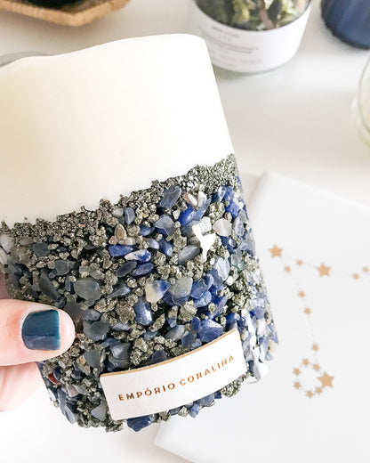 Vela aromática, vela artesanal com cristais e pedras, vela com cristais, sodalita, pirita, vela de intenção para clareza e prosperidade, estética sensorial e natural, coleção Luminares, textura das pedras, vela com história, vela com cheiro de chuva