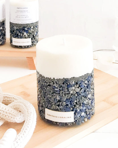 Vela aromática, vela artesanal com cristais e pedras, vela com cristais, sodalita, pirita, vela de intenção para clareza e prosperidade, estética sensorial e natural, coleção Luminares, textura das pedras, vela com história, vela com cheiro de chuva