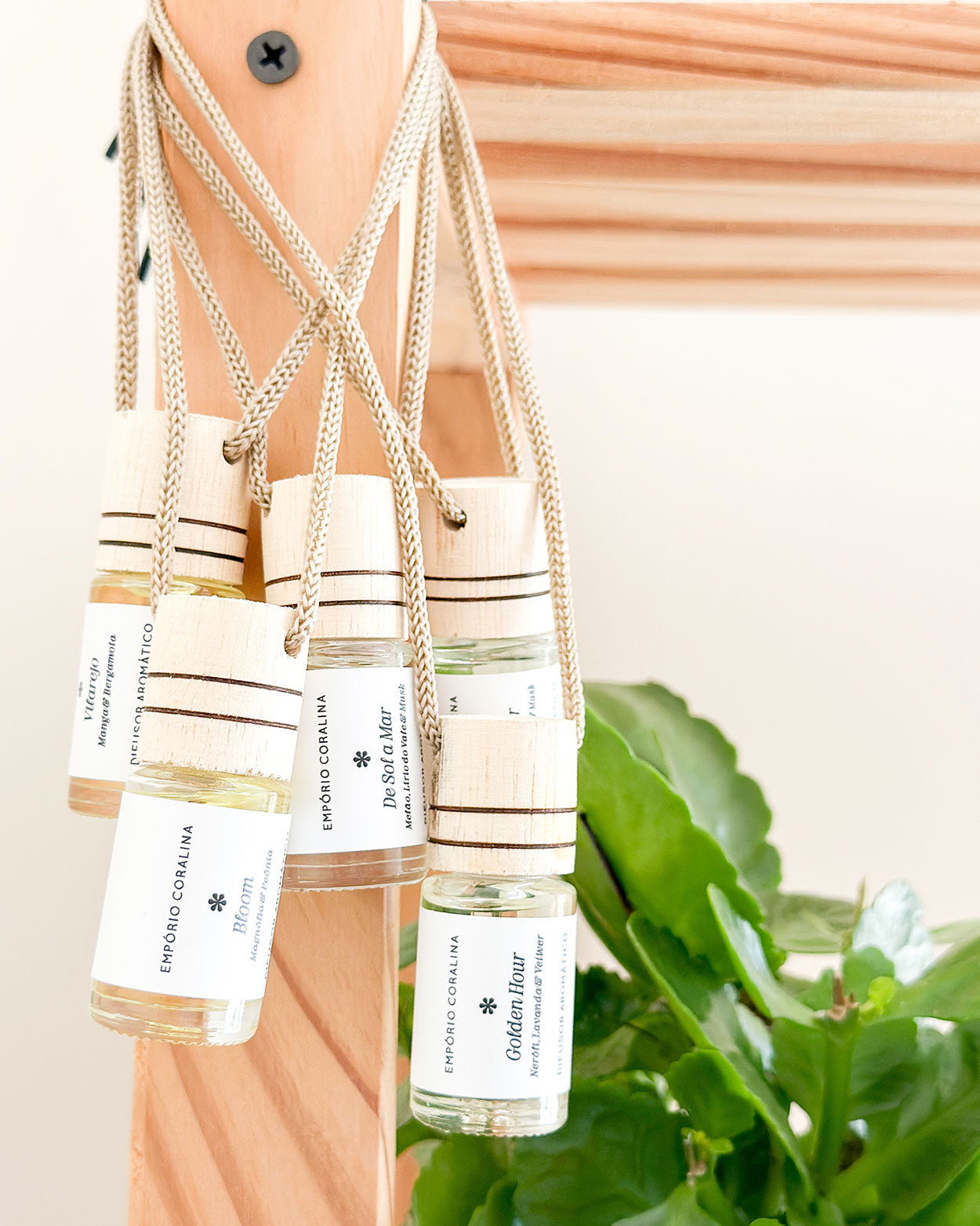 Difusor para carro, aromatizador de ambiente, difusor para armário, aromatizador para armários. Frasco vidro, tampa de madeira e cordão para pendurar. Com os aromas autorais e exclusivos do Empório Coralina.
