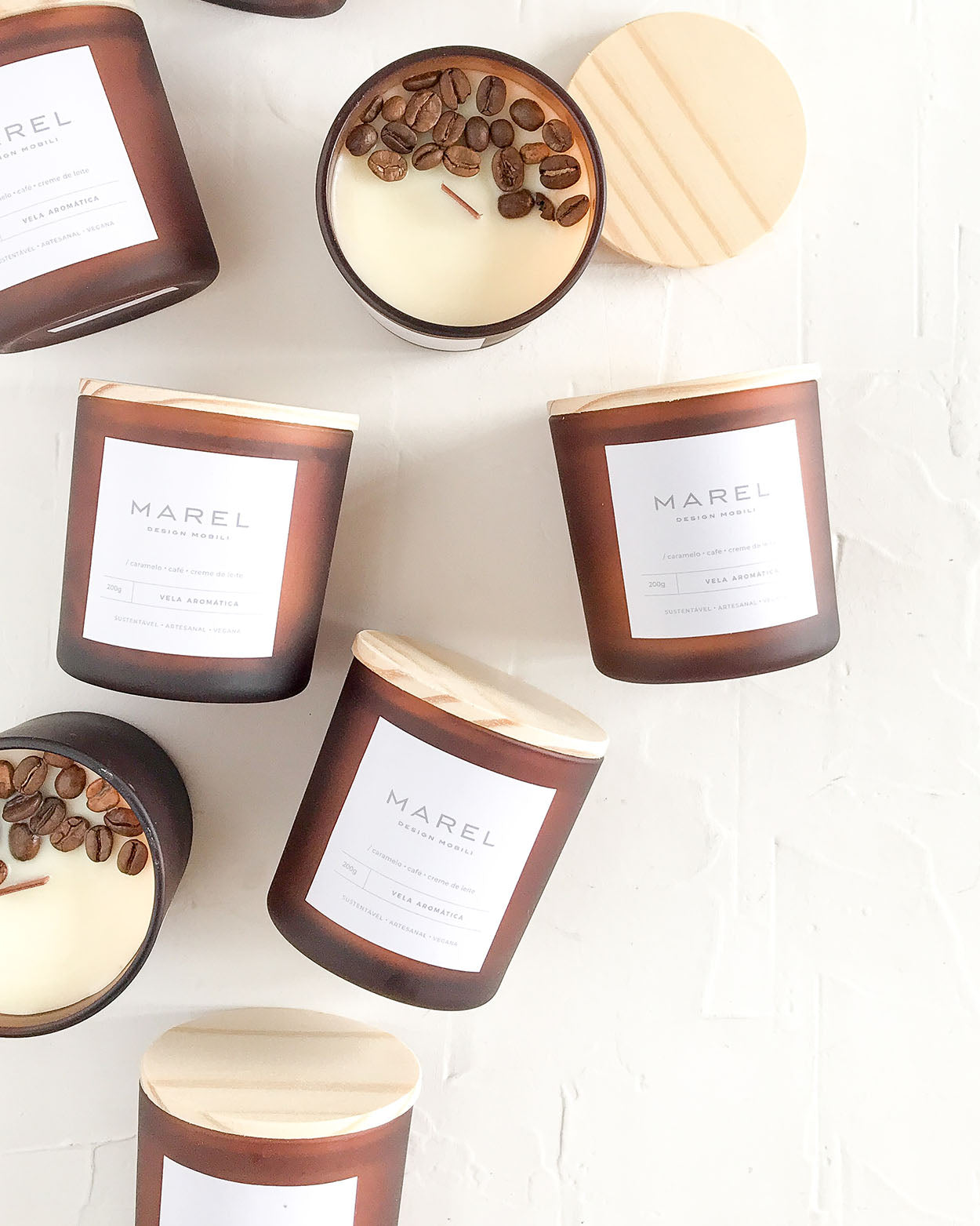 Vela aromática, copo de vidro âmbar fosco, tampa de madeira natural. Vela vegana com grãos de café. Vela aromática gourmand. Vela com pavio de madeira. Vela com aroma de café espresso. Vela com aroma Caramel Macchiato. Vela para brindes personalizados para empresas e eventos pessoais.