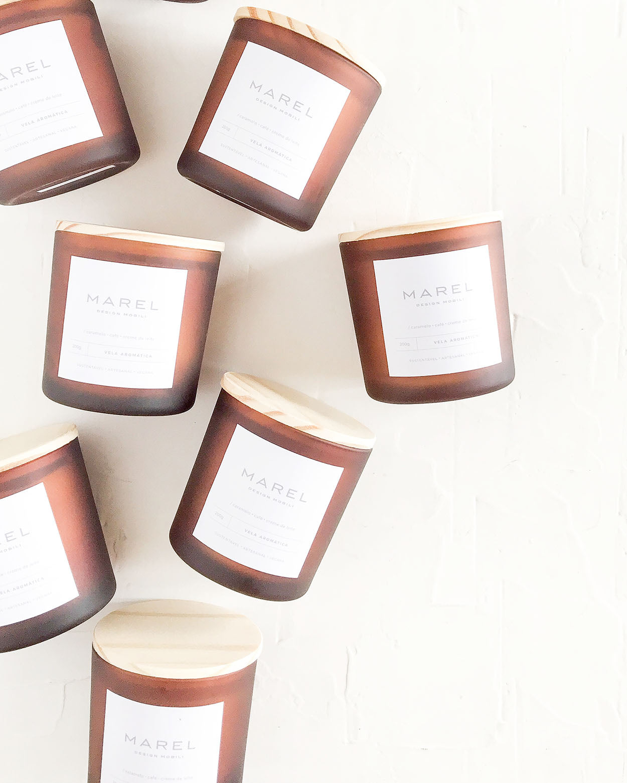 Vela aromática, copo de vidro âmbar fosco, tampa de madeira natural. Vela vegana com grãos de café. Vela aromática gourmand. Vela com pavio de madeira. Vela com aroma de café espresso. Vela com aroma Caramel Macchiato. Vela para brindes personalizados para empresas e eventos pessoais.