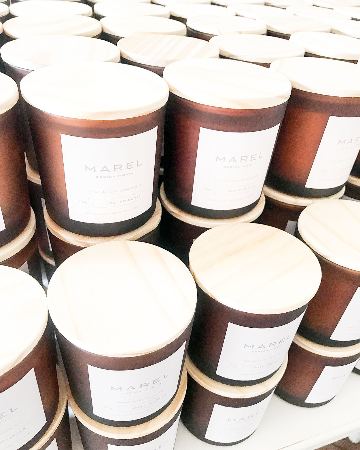 Vela aromática, copo de vidro âmbar fosco, tampa de madeira natural. Vela vegana com grãos de café. Vela aromática gourmand. Vela com pavio de madeira. Vela com aroma de café espresso. Vela com aroma Caramel Macchiato. Vela para brindes personalizados para empresas e eventos pessoais.