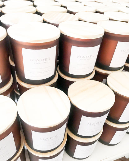 Vela aromática, copo de vidro âmbar fosco, tampa de madeira natural. Vela vegana com grãos de café. Vela aromática gourmand. Vela com pavio de madeira. Vela com aroma de café espresso. Vela com aroma Caramel Macchiato. Vela para brindes personalizados para empresas e eventos pessoais.