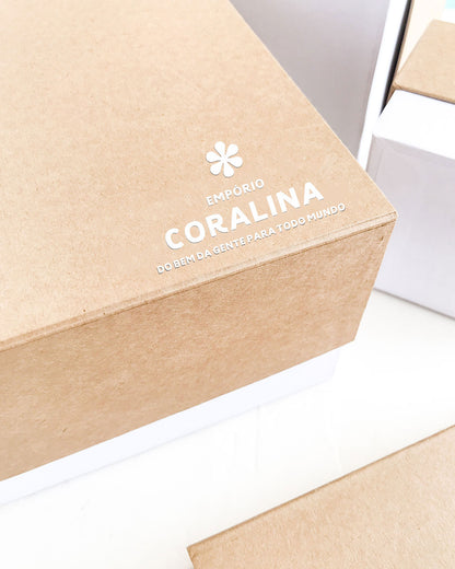 Caixa de cartonagem personalizada. Embalagem para velas. Embalagem para presentes. Caixa de presente. Empório Coralina.