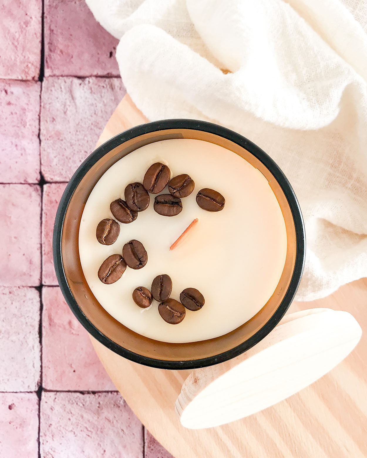 Vela aromática, copo de vidro âmbar fosco, tampa de madeira natural. Vela vegana com grãos de café. Vela aromática gourmand. Vela com pavio de madeira. Vela com aroma de café espresso. Vela com aroma Caramel Macchiato. Vela para brindes personalizados para empresas e eventos pessoais.