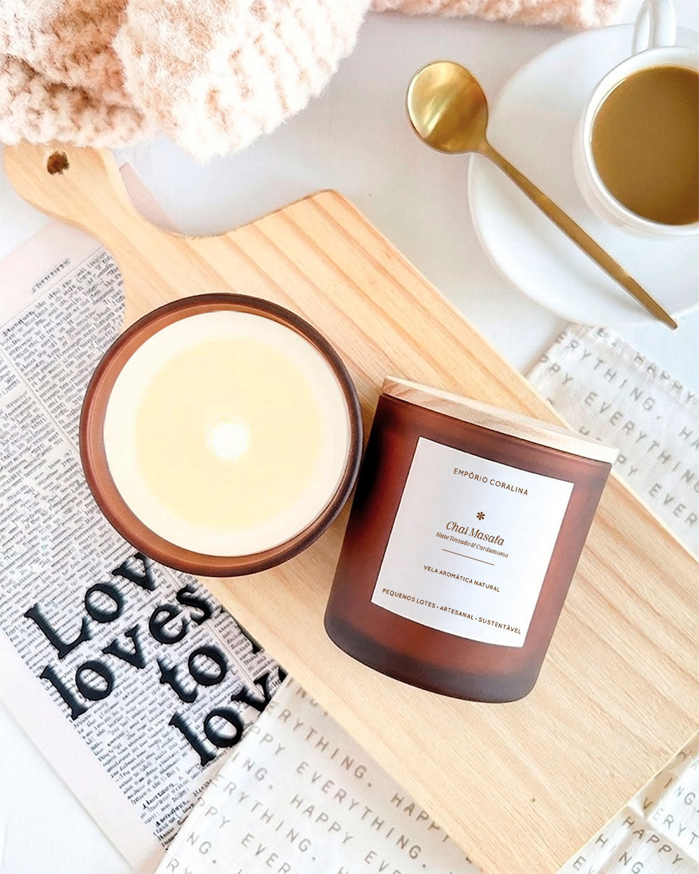 Vela aromática Chai Masala, vidro âmbar fosco. Vela com aroma gourmand. Vela com aroma de mate tostado e cardamomo. Vela com aroma de especiarias. Ambiente acolhedor e aconchegante.