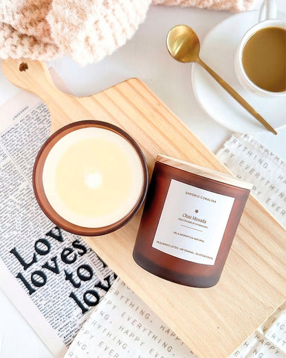 Vela aromática Chai Masala, vidro âmbar fosco. Vela com aroma gourmand. Vela com aroma de mate tostado e cardamomo. Vela com aroma de especiarias. Ambiente acolhedor e aconchegante.