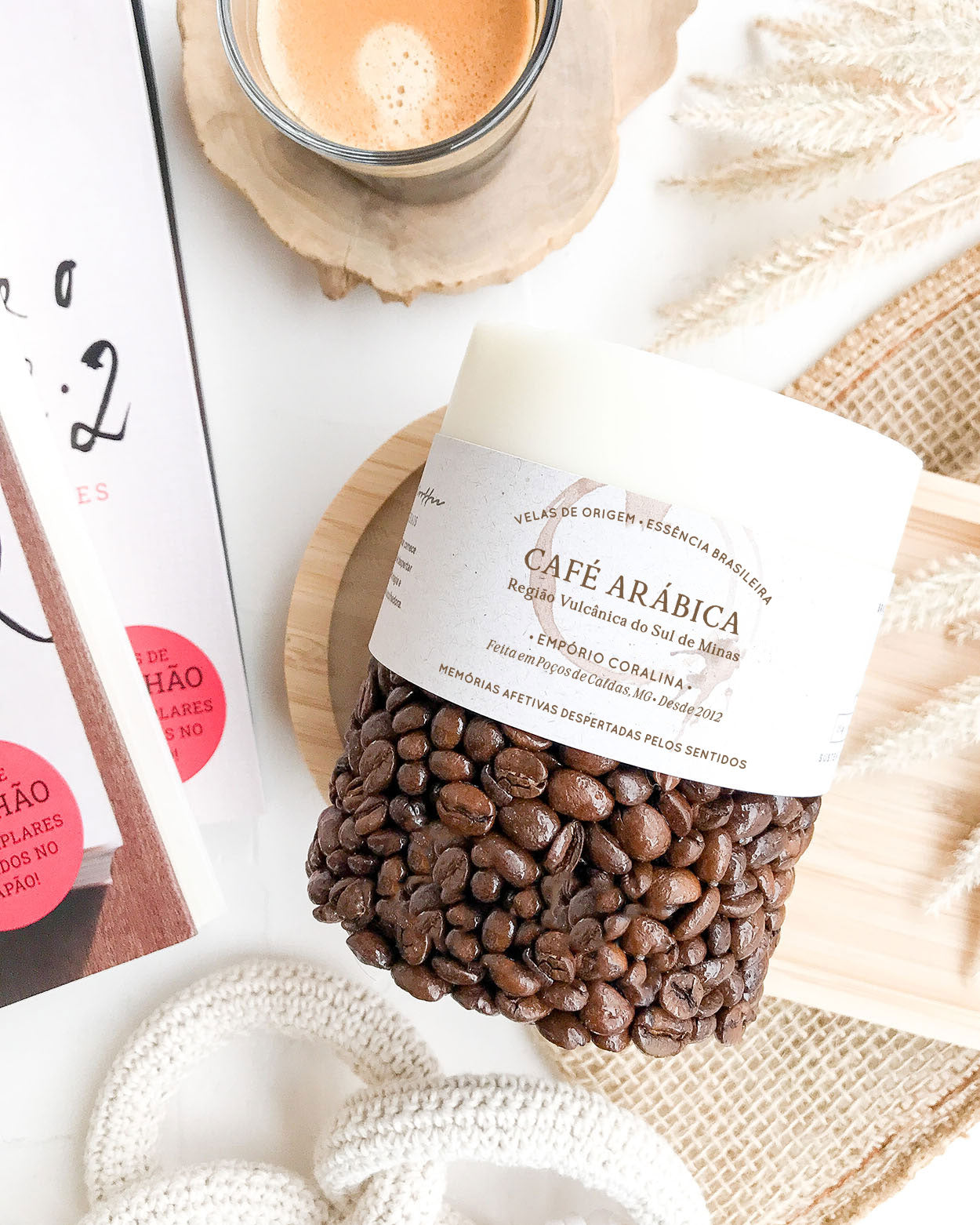 Velas feitas com grãos de café. Vela feita com pedras de rio. Vela com aroma de café intenso, encorpado. Vela com aroma de café espresso. Vela aromática da região vulcânica de Minas Gerais. Vela café arábica. Presente para quem ama café. Brindes personalizados com o tema café.