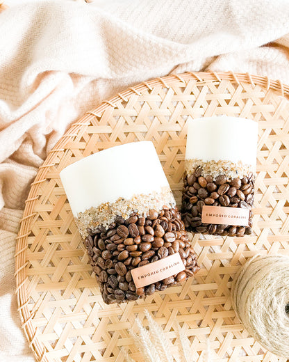 Velas feitas com grãos de café. Vela feita com pedras de rio. Vela com aroma de café intenso, encorpado. Vela com aroma de café espresso. Vela aromática da região vulcânica de Minas Gerais. Vela café arábica. Presente para quem ama café. Brindes personalizados com o tema café.