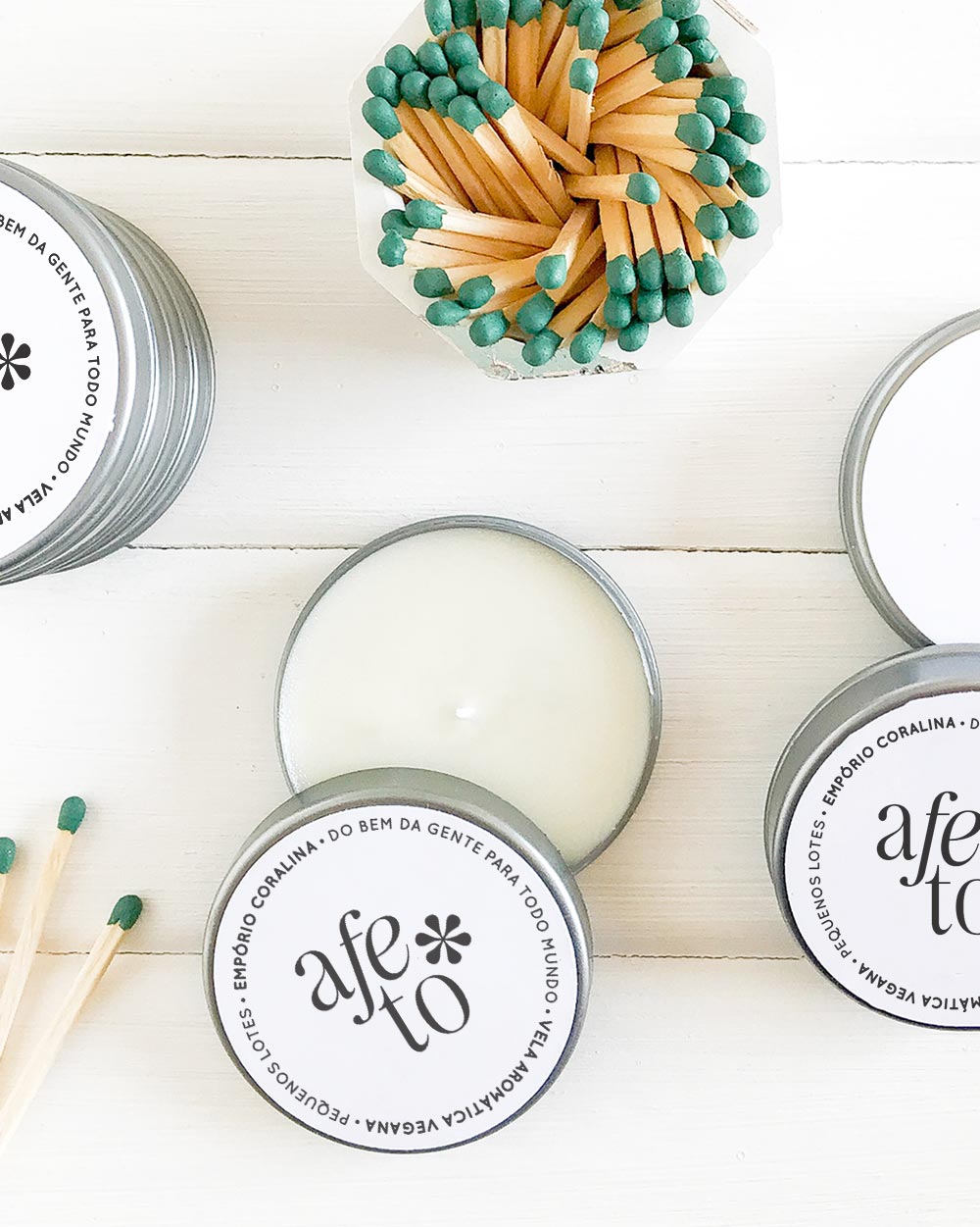 Mini vela aromática Meant To Be em latinha de alumínio prata com design minimalista e cera vegetal vegana.