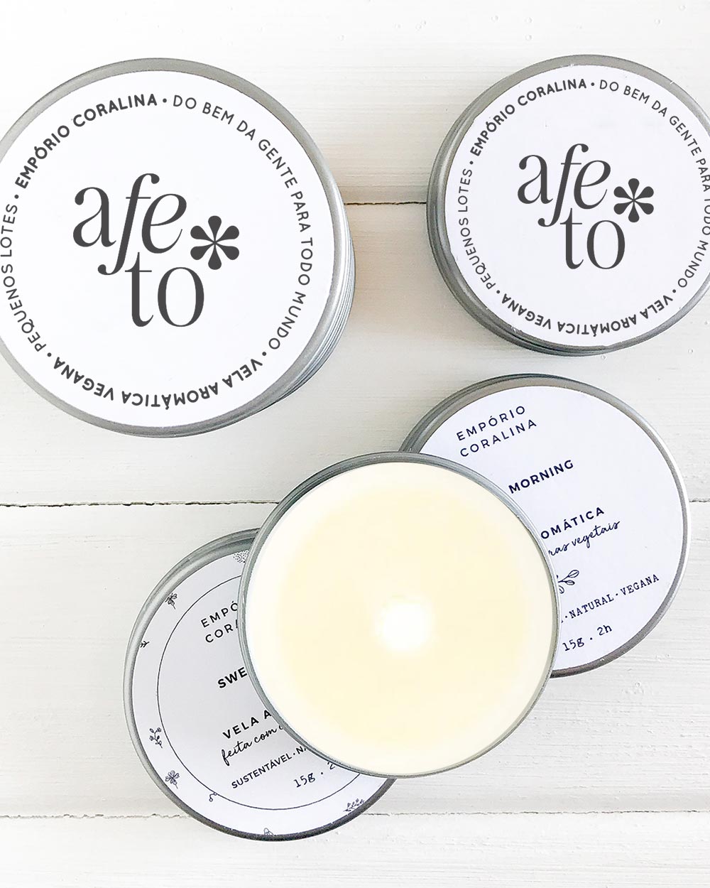 Mini vela aromática acesa criando atmosfera aconchegante para autocuidado e rotina relaxante.