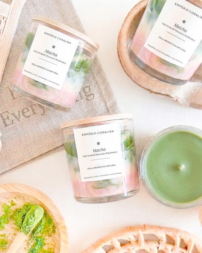 Vela Aromática Matcha • Chá Verde e Flores de Chá Branco → Coleção O Café das Pequenas Alegrias