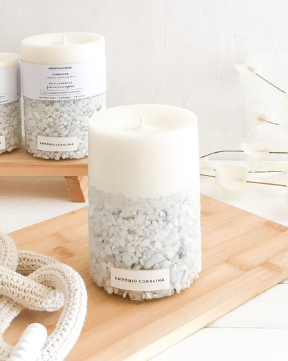 Vela aromática, vela artesanal com pedras, vela com cristais, dolomita, vela de intenção para equilíbrio emocional e leveza, estética sensorial e natural, coleção Luminares, textura das pedras, vela com história, vela com cheiro de chuva