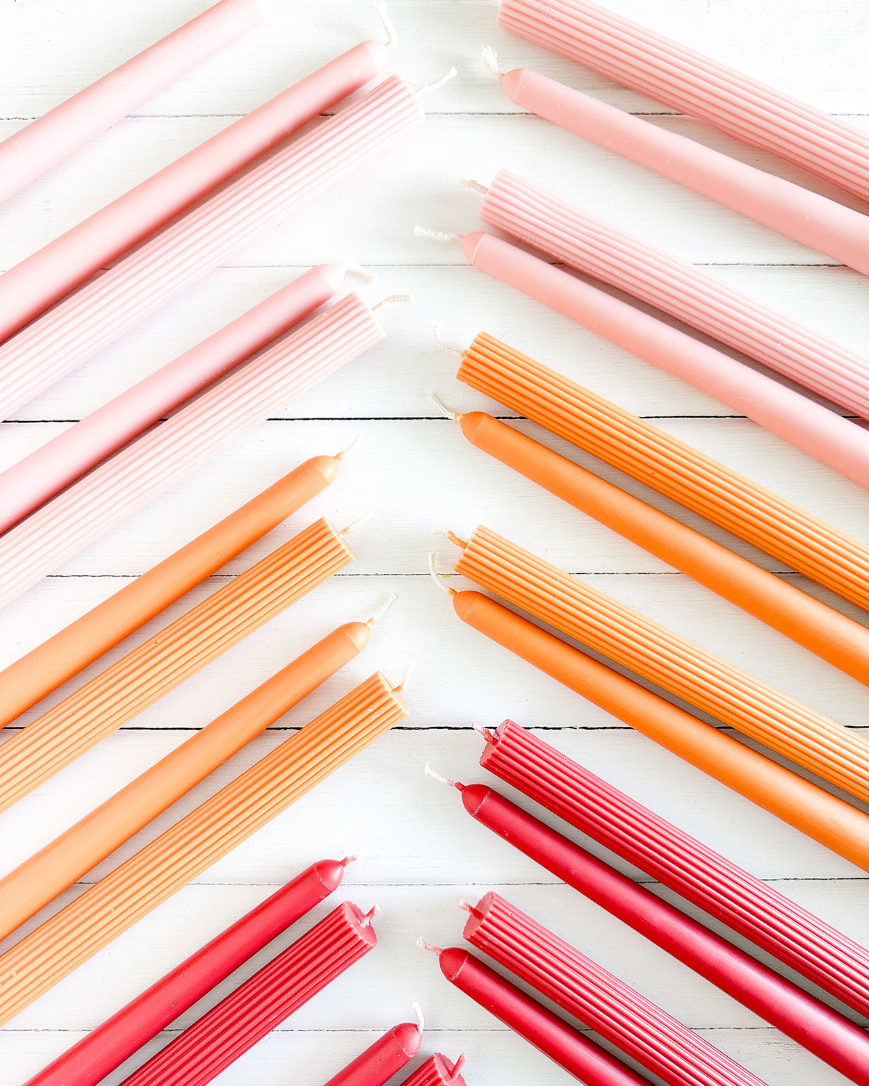 Velas para castiçal. Velas para castiçal coloridas. Velas para mesa posta. Velas para castiçal design atemporal. Taper candles. Velas rosê, laranja queimado e vermelha.