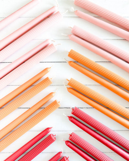 Velas para castiçal. Velas para castiçal coloridas. Velas para mesa posta. Velas para castiçal design atemporal. Taper candles. Velas rosê, laranja queimado e vermelha.